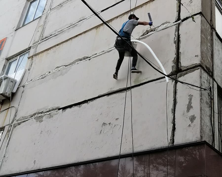 Межпанельные швы в панельном доме. Шприцевание межпанельных швов. Герметизация межпанельных швов в панельных домах технология. Герметизация межпанельных швов пик. Разрушение межпанельных швов.