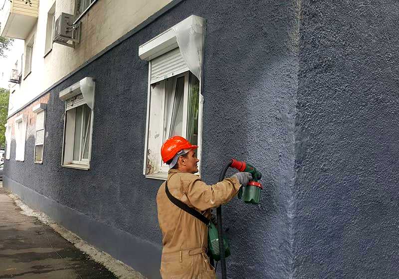 Покраска фасада здания из краскопульта